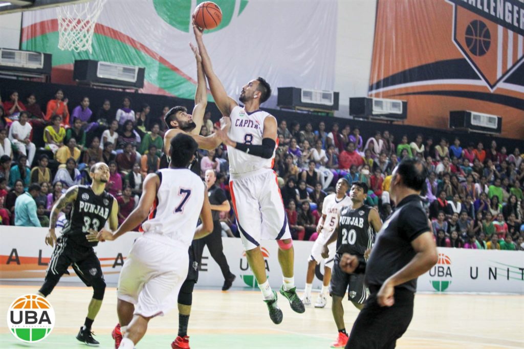 Amjyot looks to lay one in vs Garry Gill of Punjab Steelers in UBA Season 4